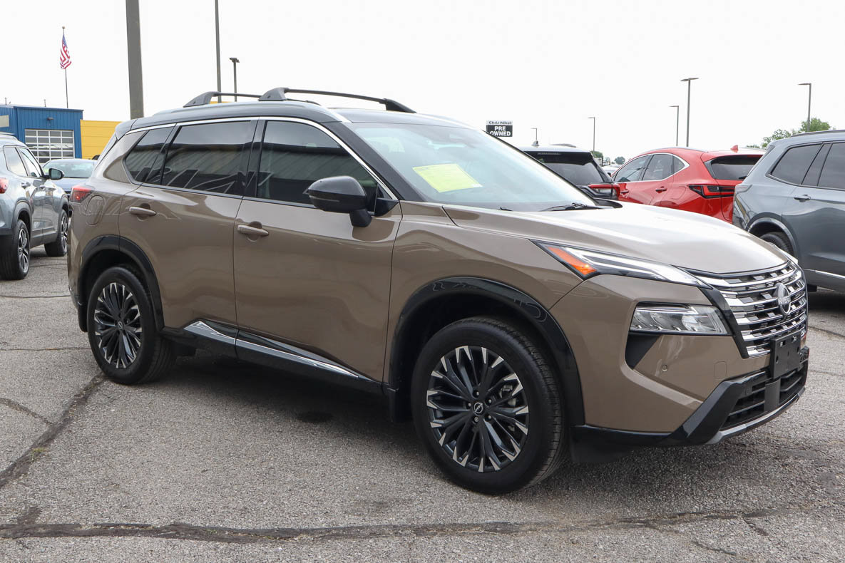 Used 2025 Nissan Rogue Platinum w/ Platinum Premium Package AWD/4WD image 3