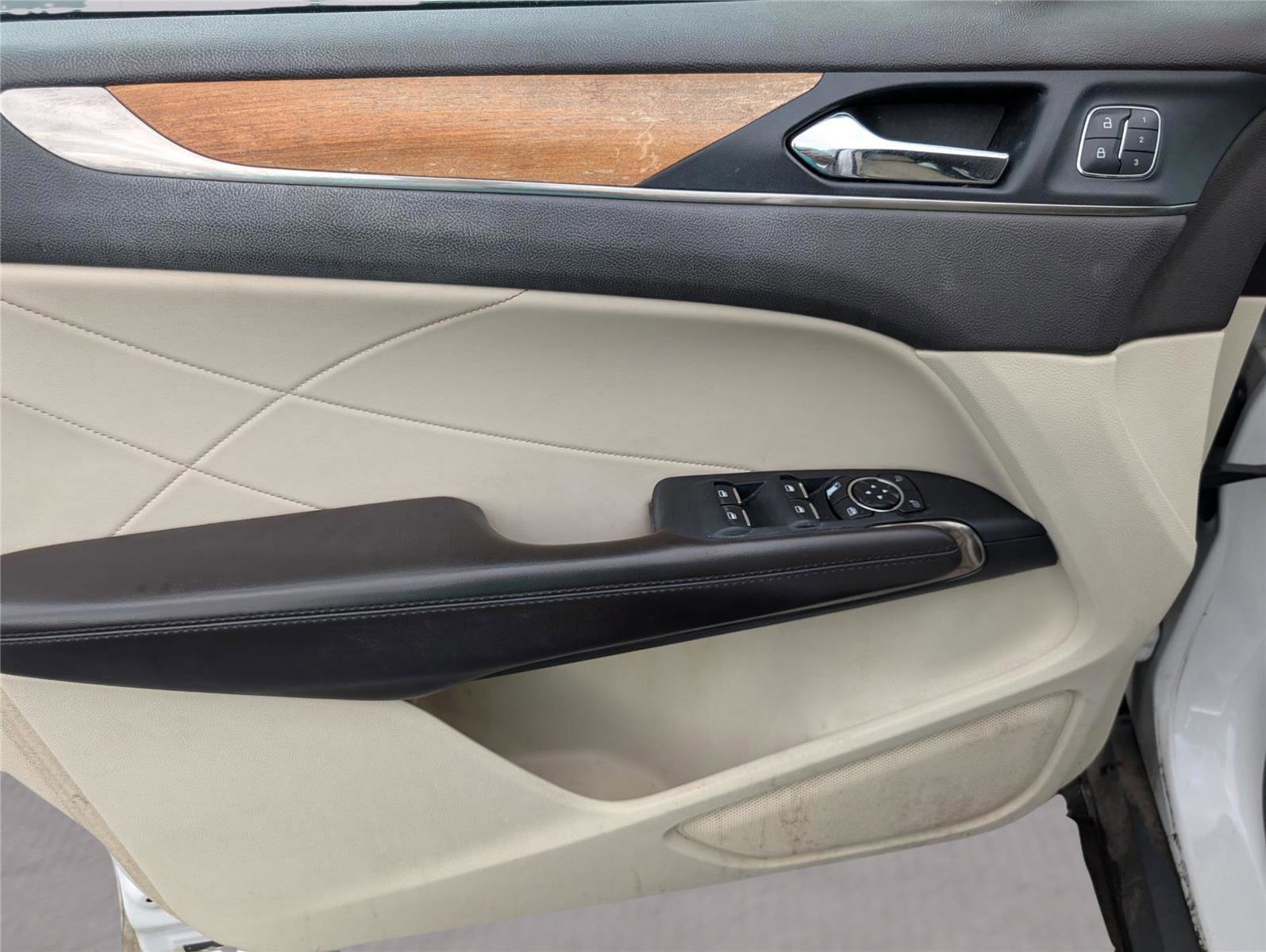 Used 2015 Lincoln MKC FWD w/ Equipment Group 102A Reserve image 14