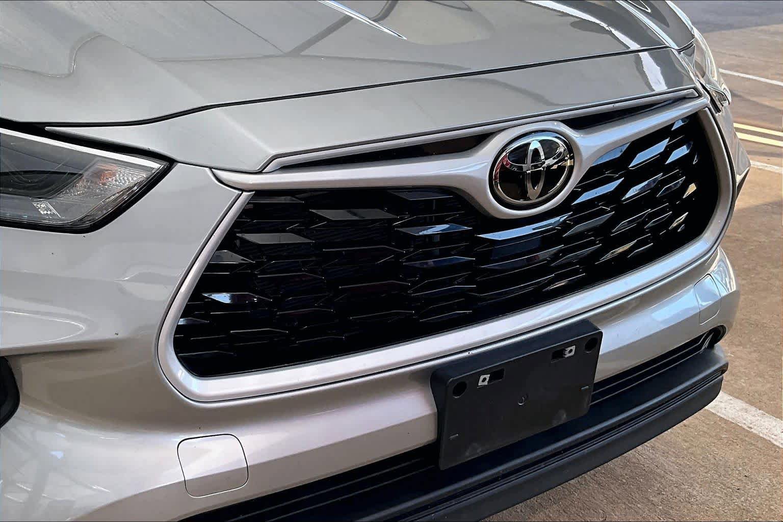 Used 2025 Toyota Highlander LE FWD image 28