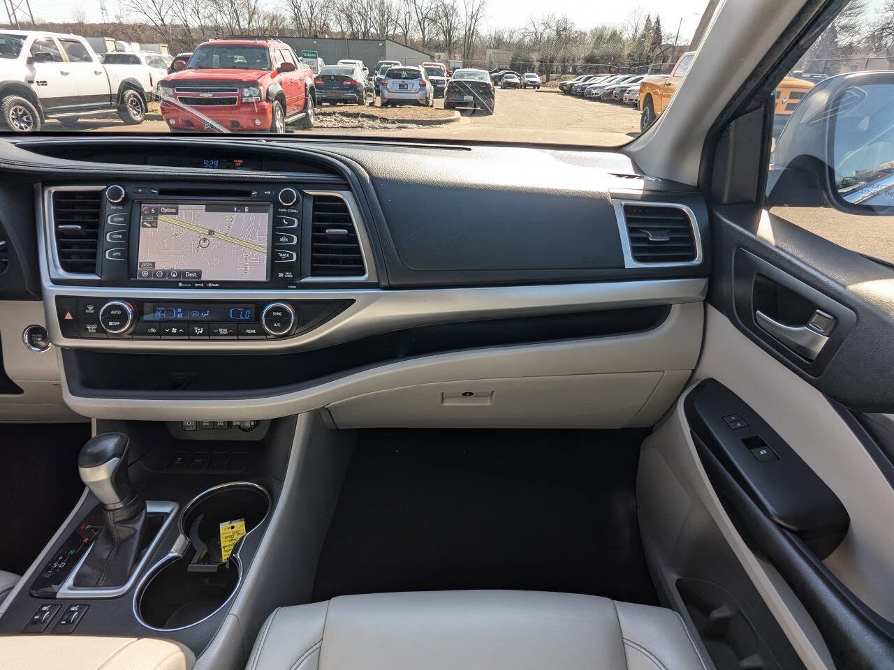 Used 2019 Toyota Highlander XLE FWD image 18
