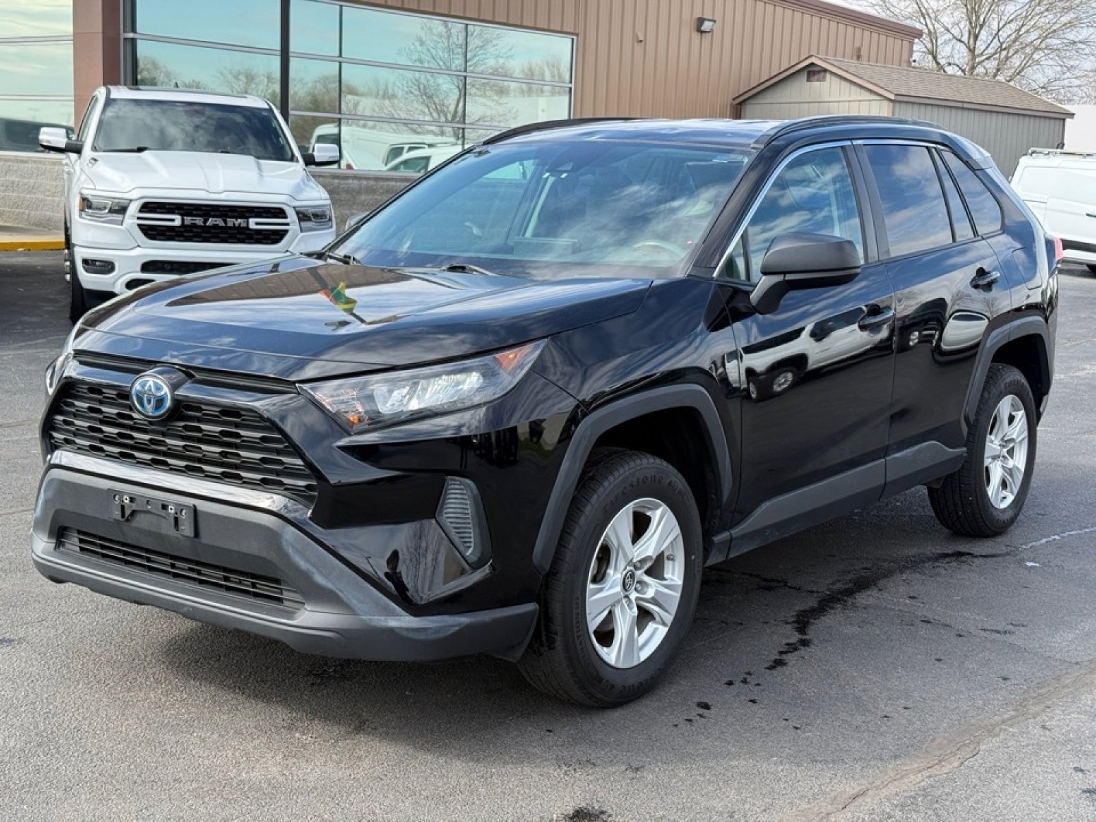 Used 2021 Toyota RAV4 LE AWD/4WD image 4