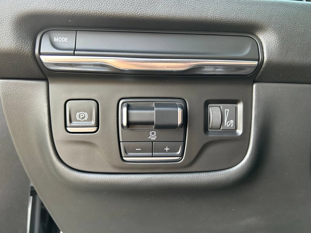 Used 2025 Cadillac Escalade Sport w/ LPO, ONYX Package RWD image 31