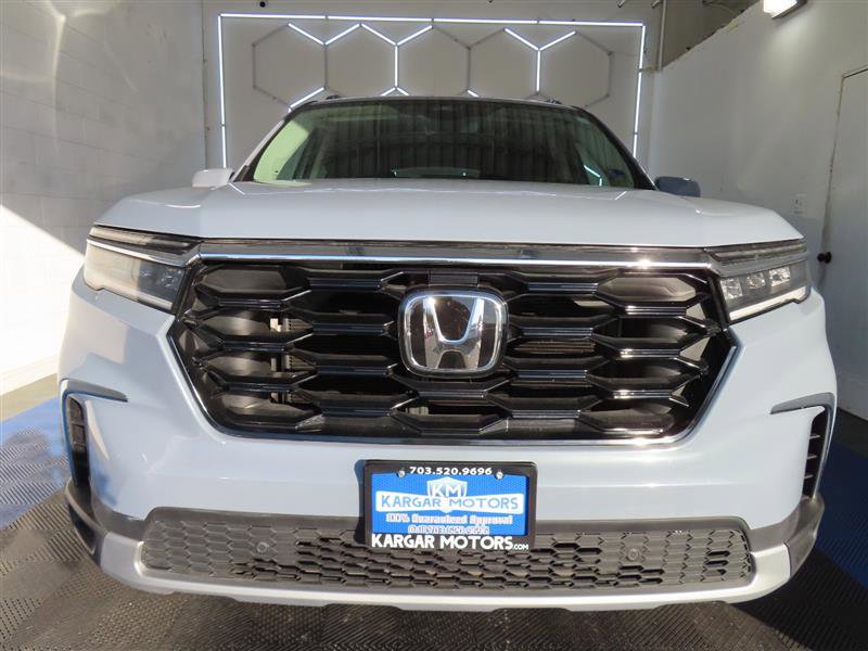 Used 2025 Honda Pilot Touring image 2