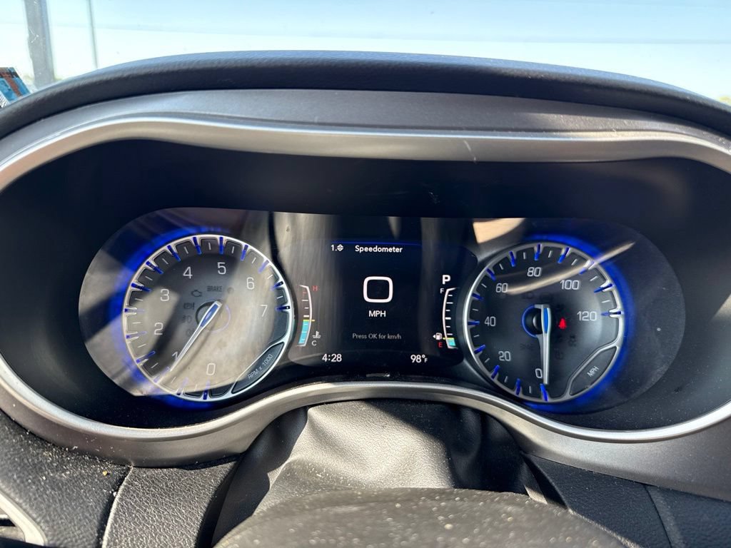 Used 2023 Chrysler Pacifica Touring-L FWD image 11
