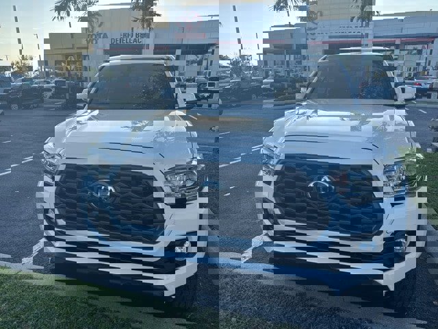 Used 2020 Toyota Tacoma TRD Off-Road w/ Technology Package image 2
