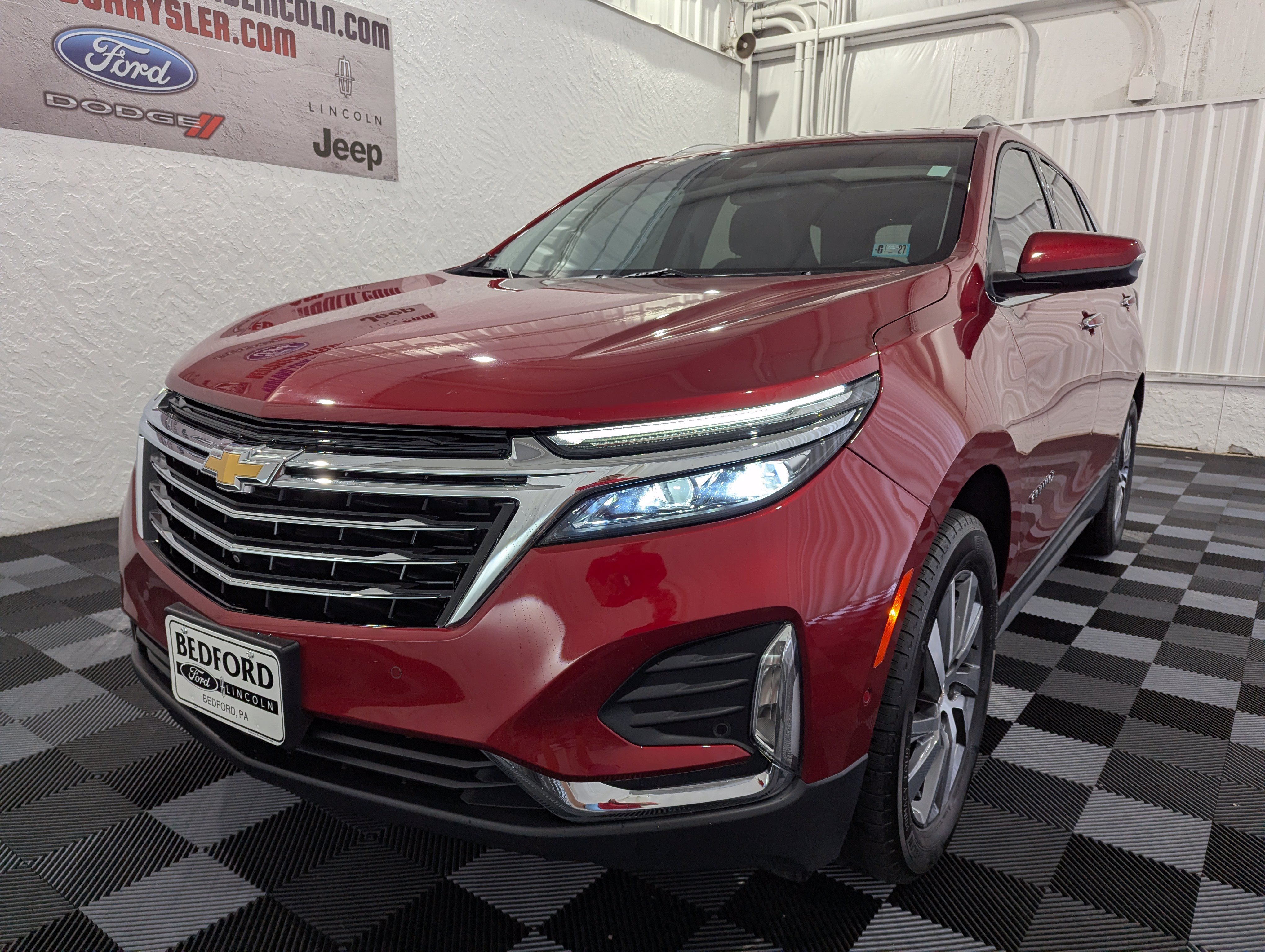 Used 2023 Chevrolet Equinox Premier AWD/4WD image 3