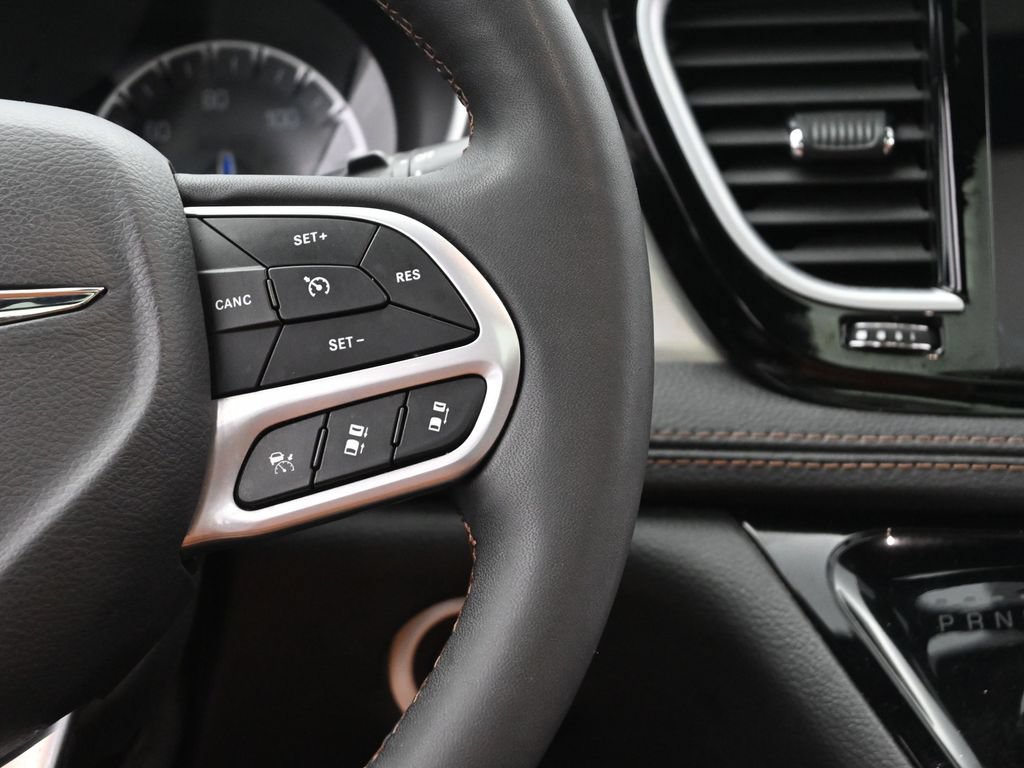 Used 2024 Chrysler Pacifica Pinnacle FWD image 28