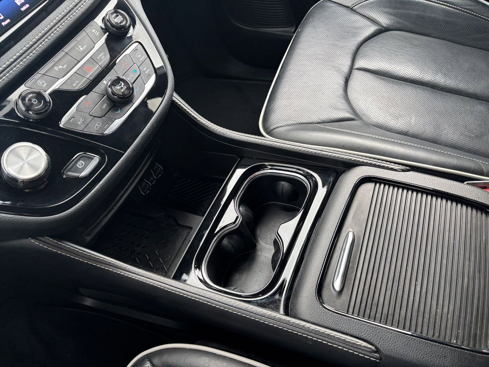 Used 2025 Chrysler Pacifica Limited image 45