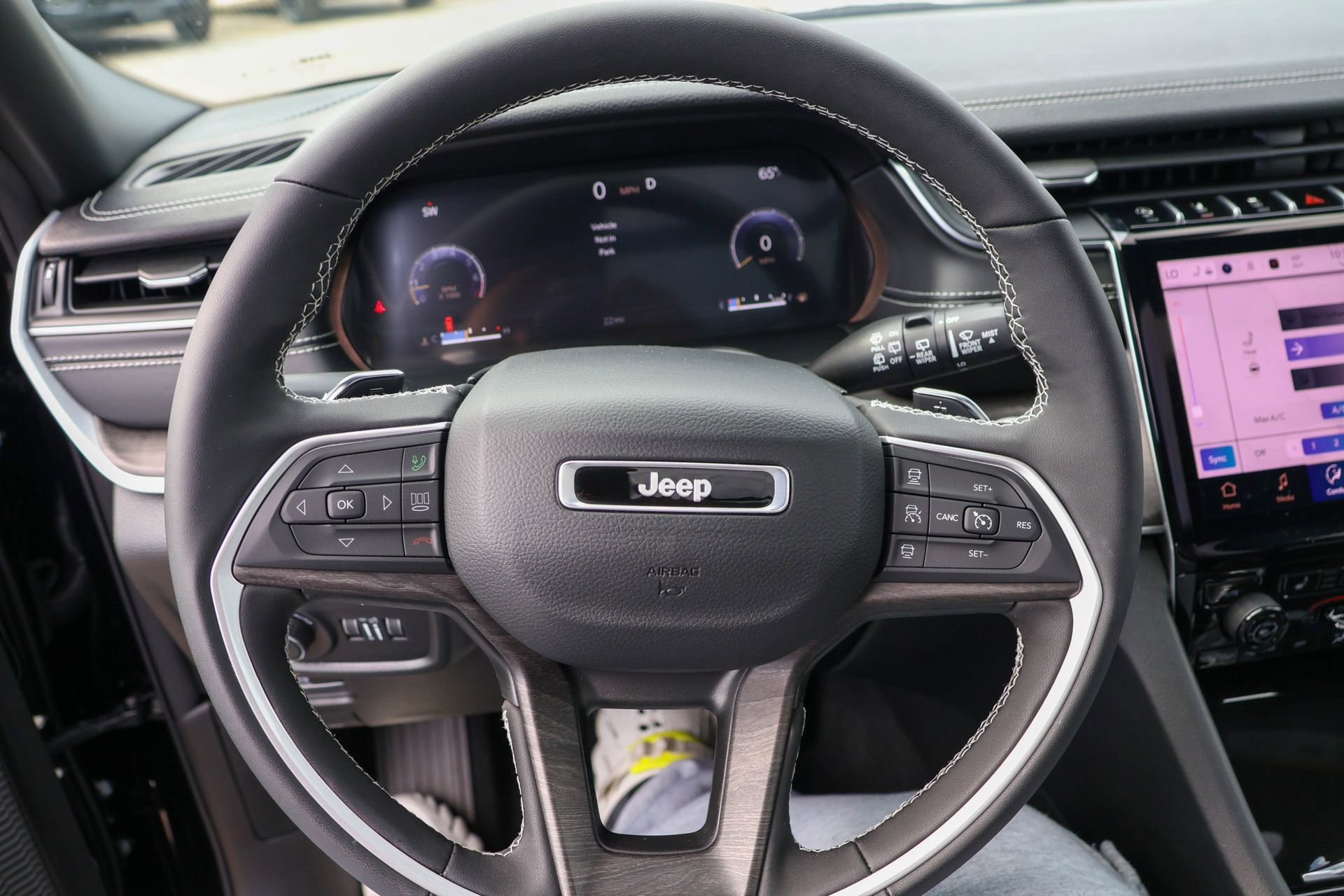 New 2025 Jeep Grand Cherokee Limited w/ Black Appearance Package image 28