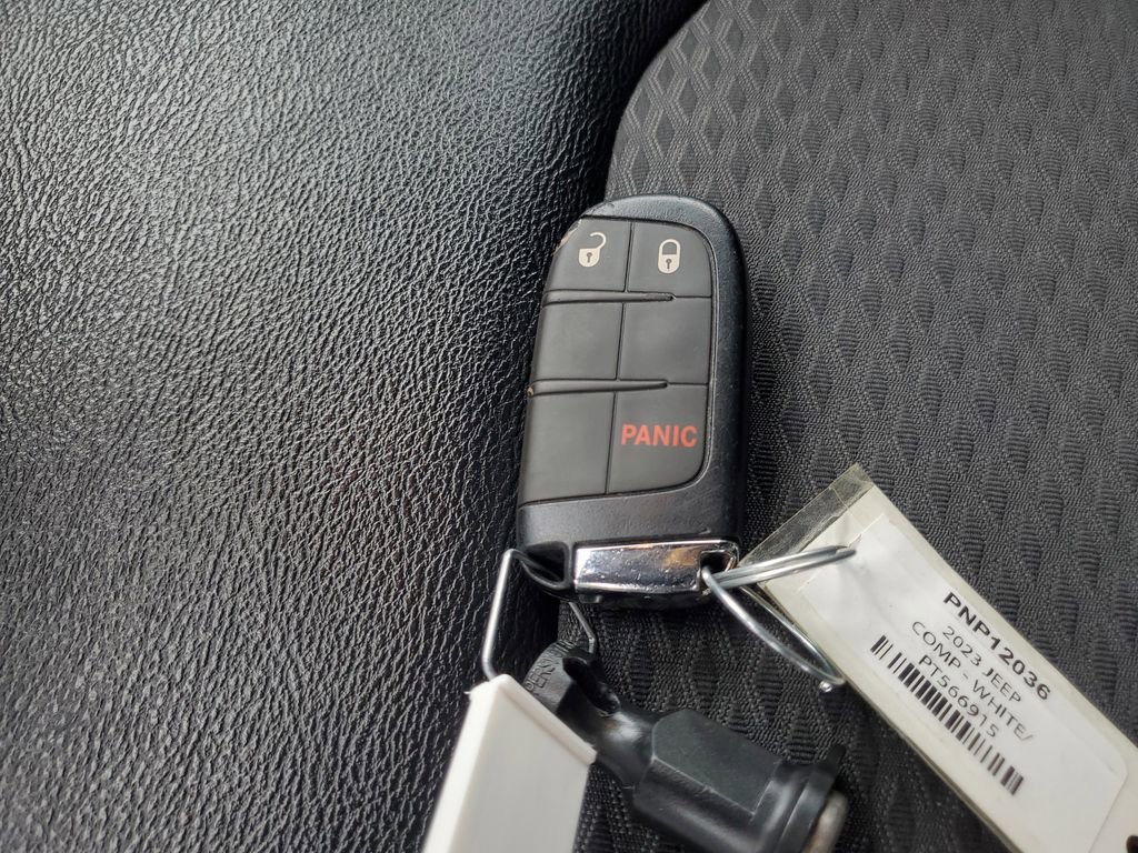 Used 2023 Jeep Compass Latitude image 29