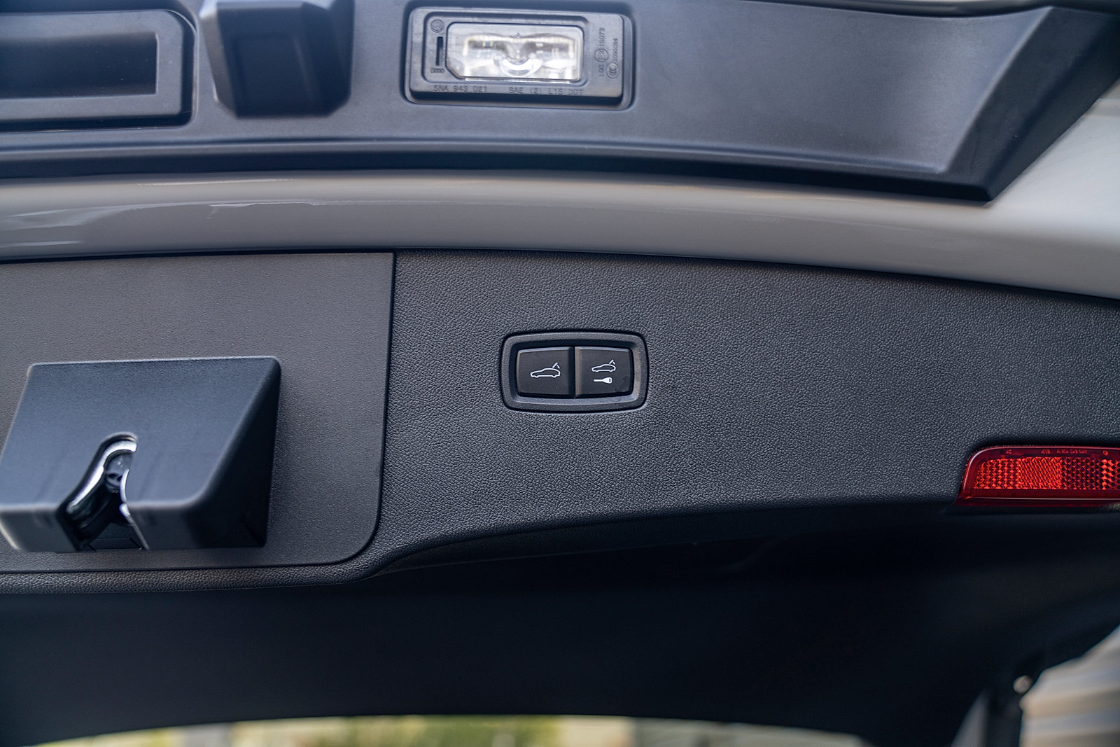 Certified 2025 Porsche Cayenne E-Hybrid Coupe AWD/4WD image 23