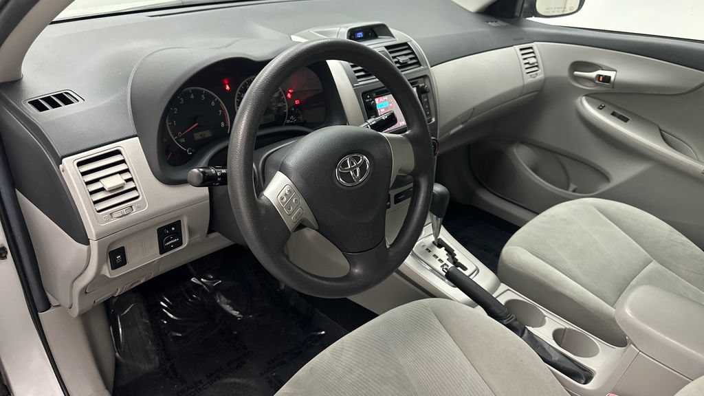 Used 2013 Toyota Corolla LE FWD image 17