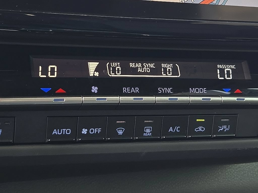 Used 2023 Toyota Sienna XSE FWD image 17