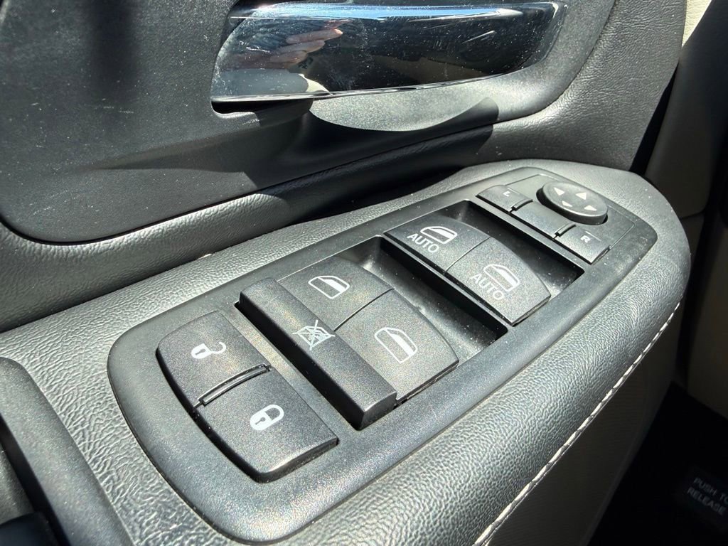 Used 2015 Chrysler Town & Country Touring w/ Driver Convenience Group FWD image 22
