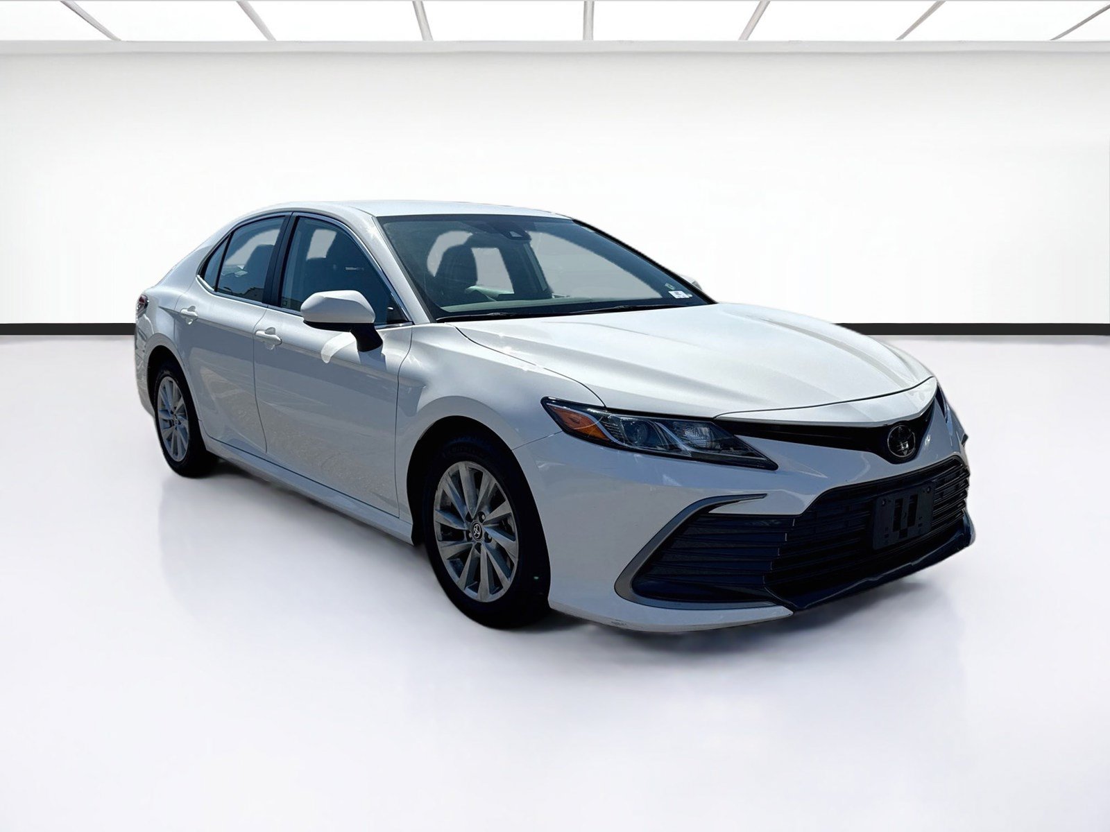 Used 2022 Toyota Camry LE AWD/4WD image 3