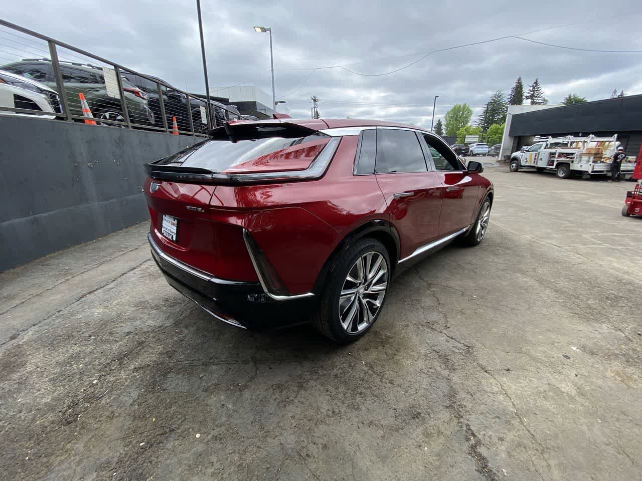 Used 2024 Cadillac Lyriq Luxury w/ LPO, Floor Liner Package AWD/4WD image 6