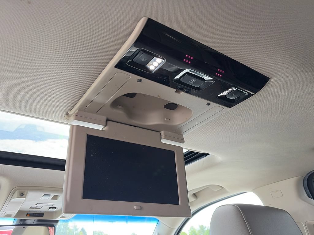 Used 2018 Chevrolet Suburban Premier AWD/4WD image 13