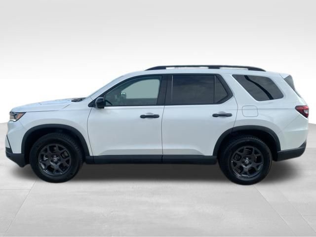 Used 2025 Honda Pilot TrailSport image 2