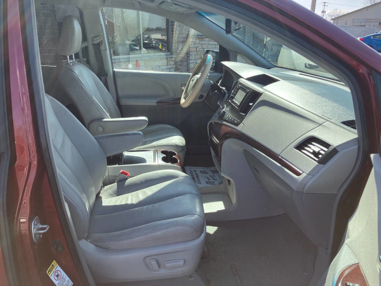 Used 2012 Toyota Sienna XLE FWD image 14
