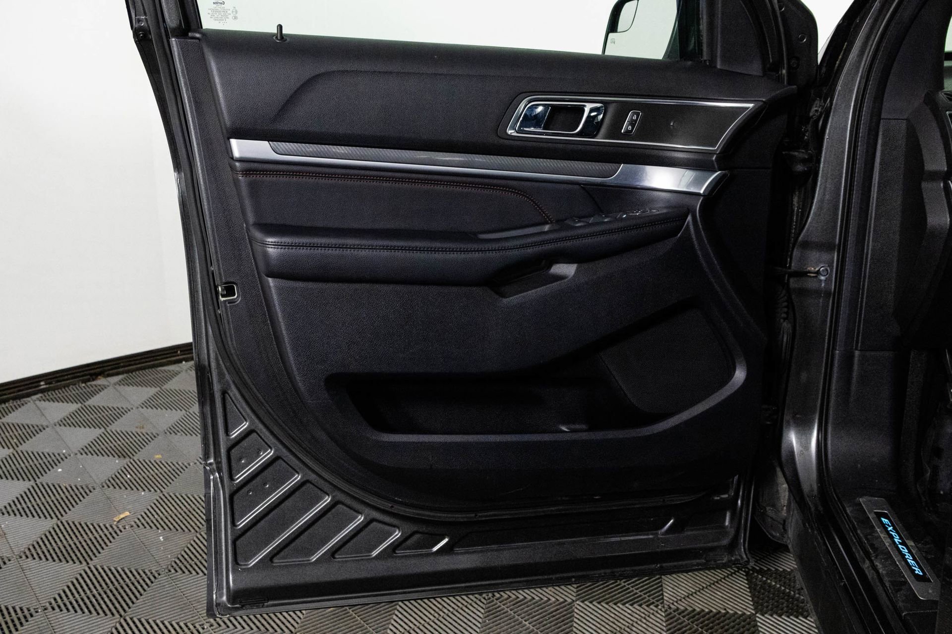 Used 2018 Ford Explorer Sport image 34