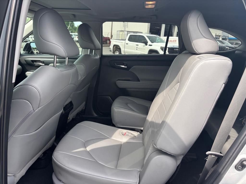 Used 2024 Toyota Highlander XLE FWD image 13