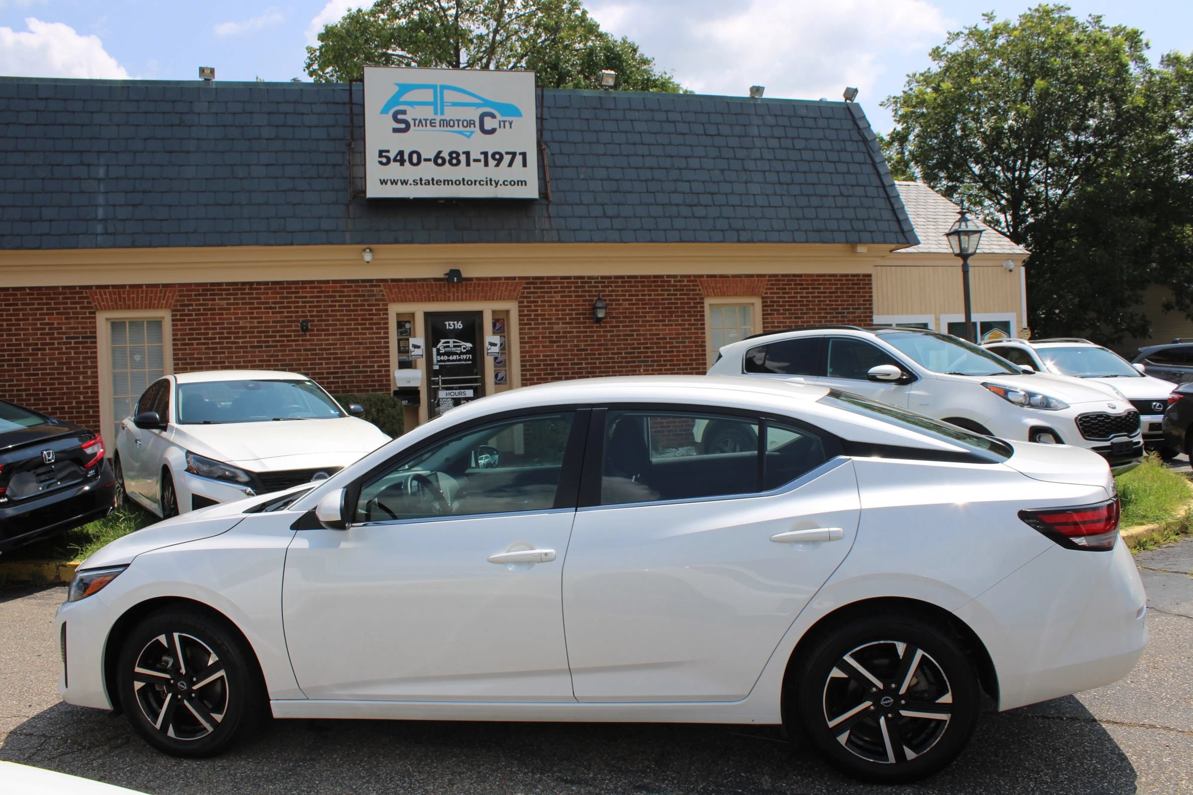 Used 2024 Nissan Sentra SV FWD image 2