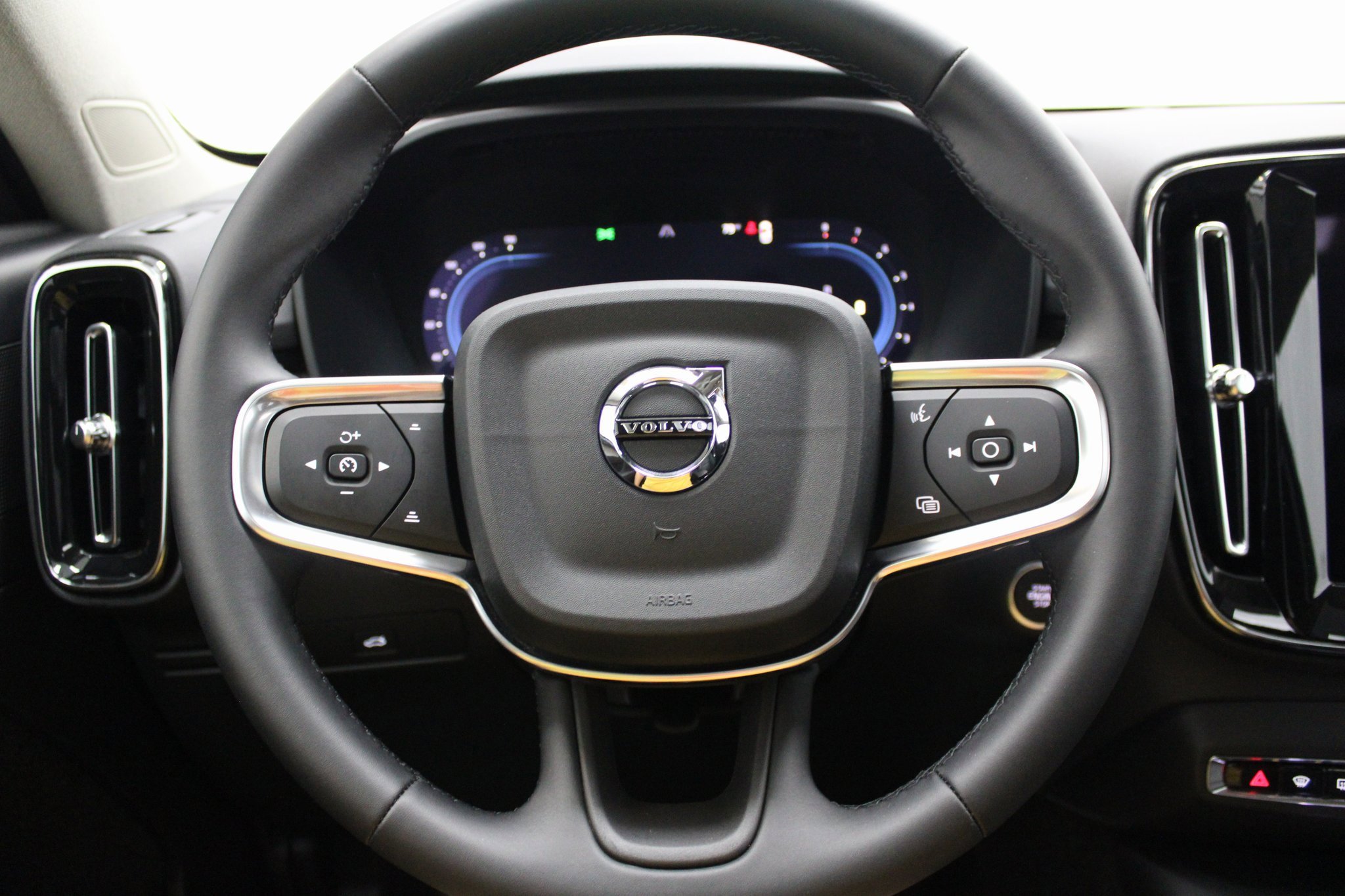 Used 2025 Volvo XC40 B5 Plus image 27