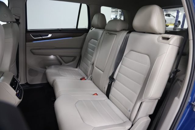 Used 2025 Volkswagen Atlas SEL AWD/4WD image 32