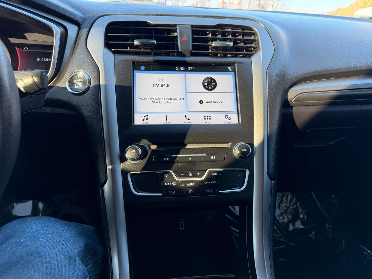 Used 2017 Ford Fusion SE w/ Equipment Group 201A image 14