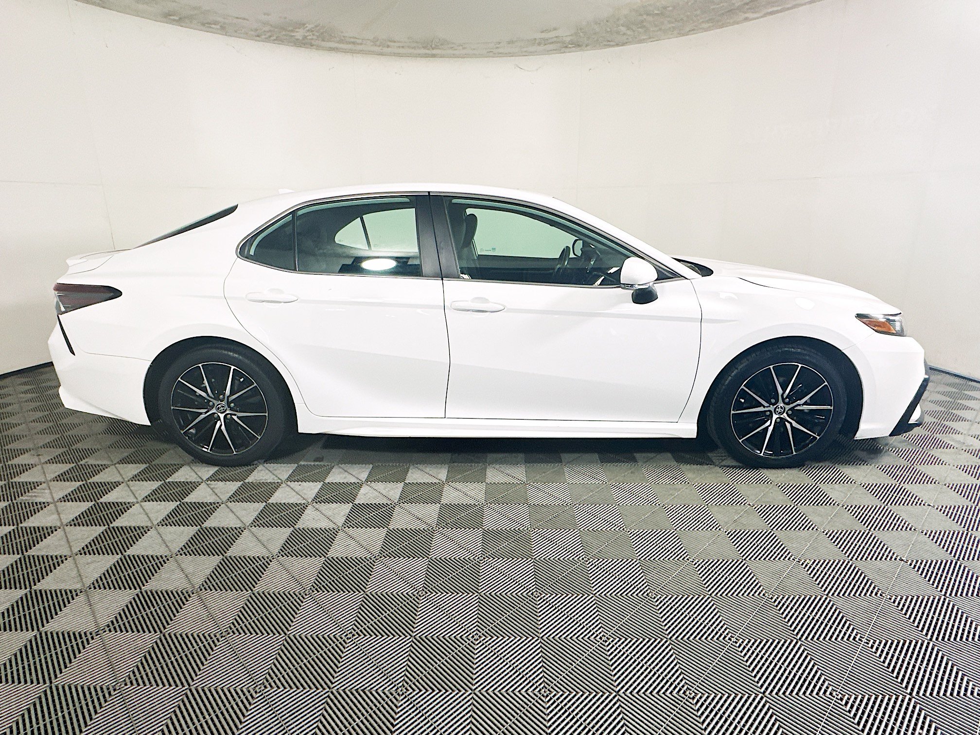 Used 2023 Toyota Camry SE w/ Audio Upgrade Package FWD image 2