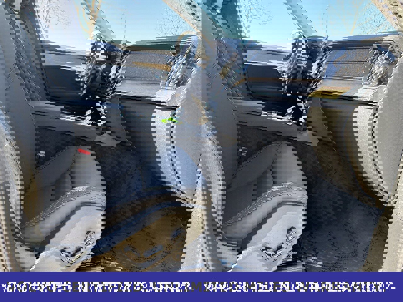 Certified 2025 Volvo XC90 B6 Plus image 35