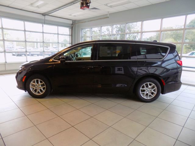 Used 2024 Chrysler Pacifica Touring-L image 4