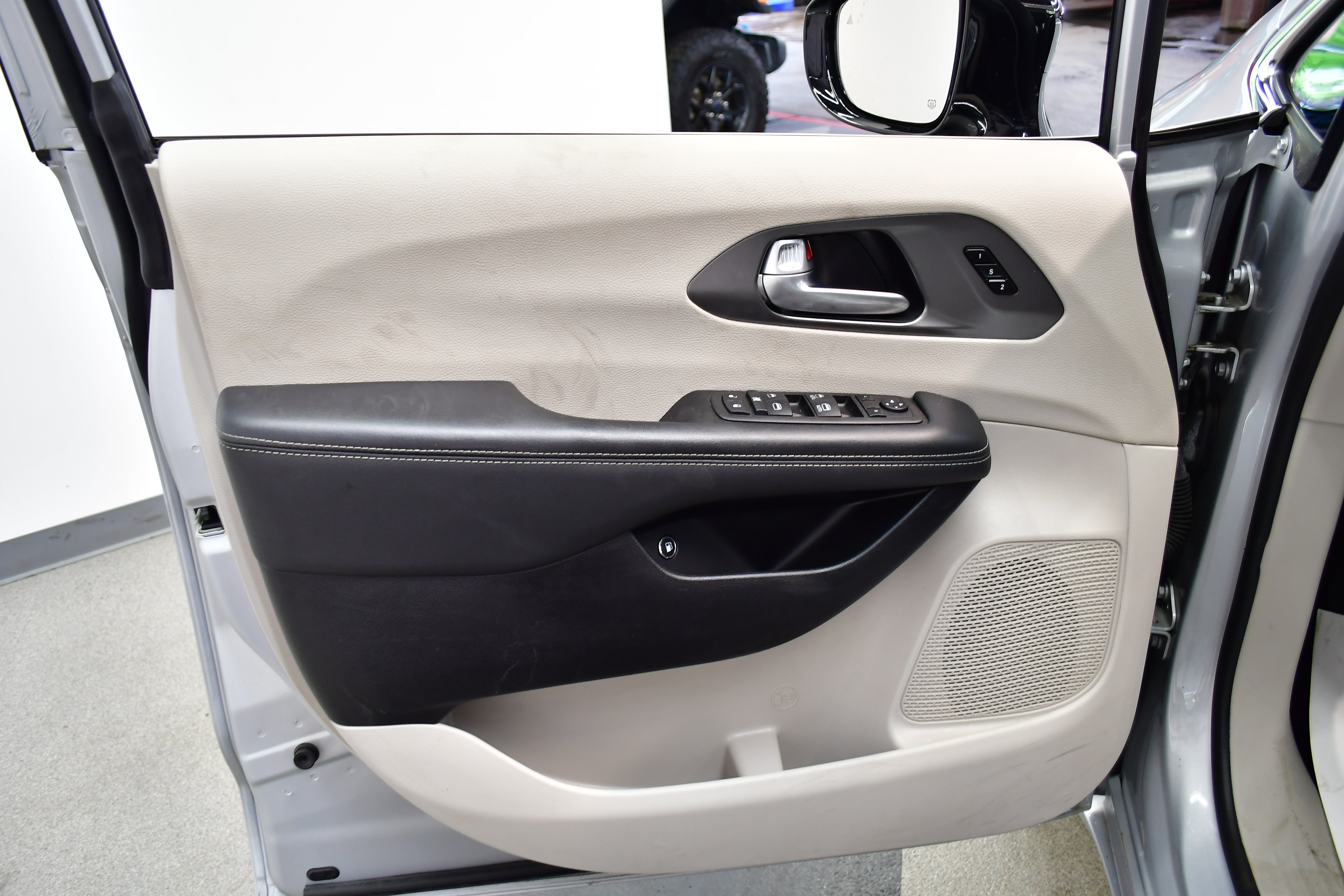 Used 2024 Chrysler Pacifica Touring-L FWD image 20