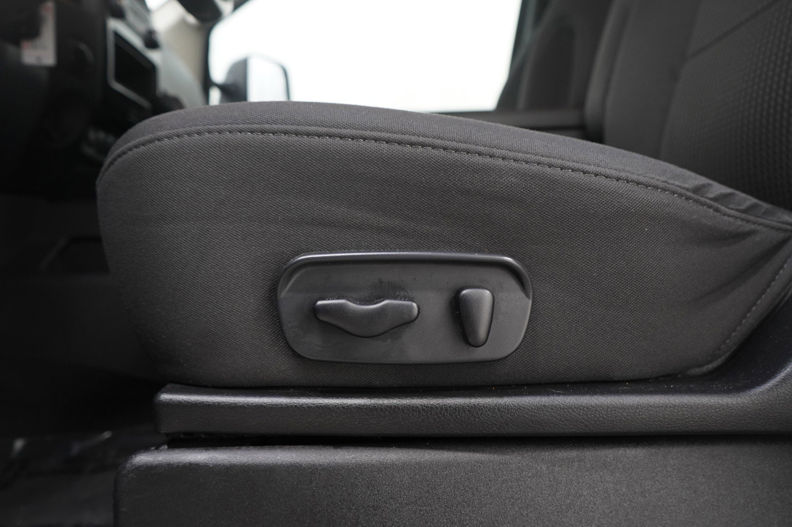 Used 2013 Nissan Titan SV w/ SV Value Truck Pkg image 18