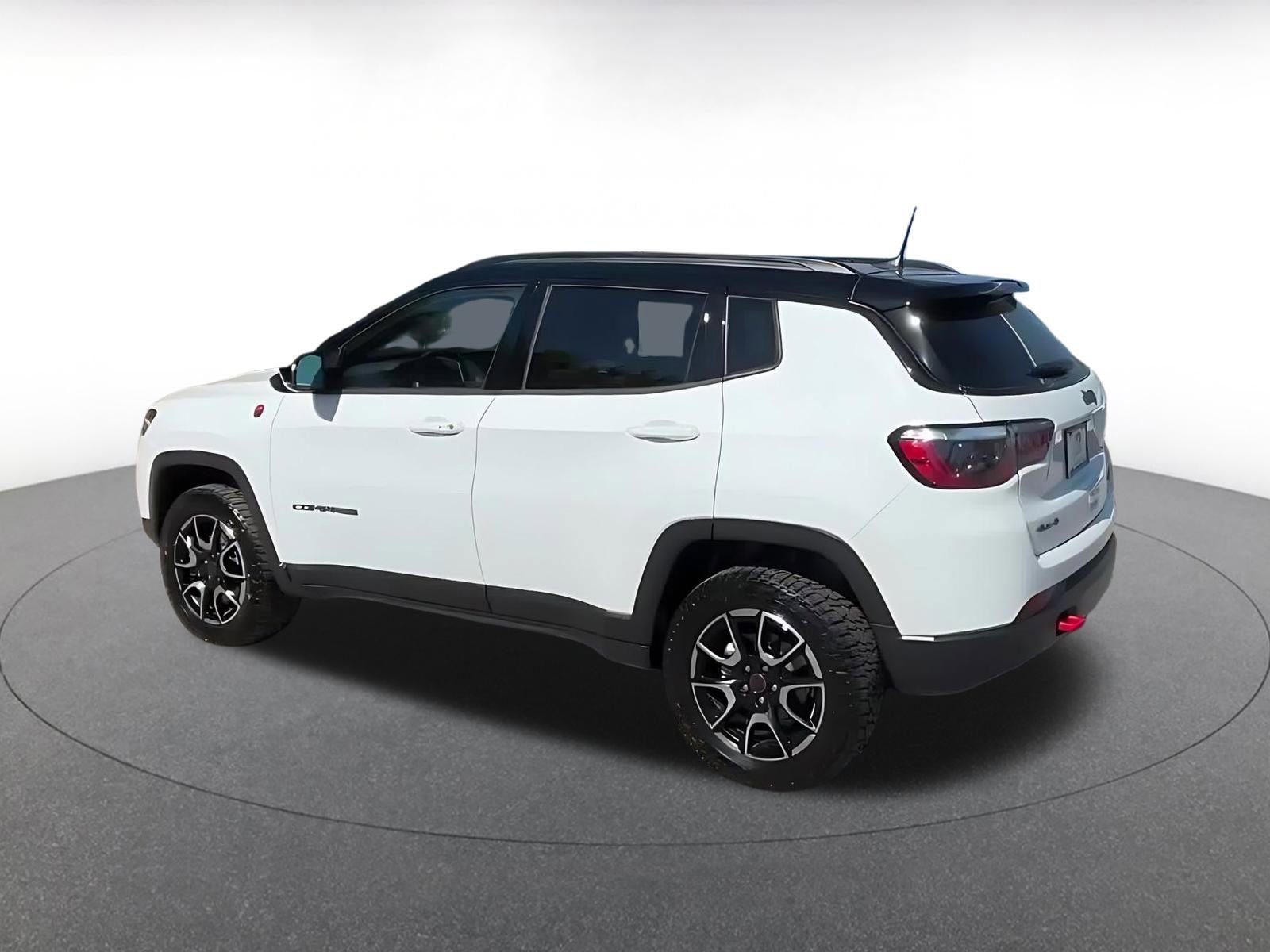 Used 2025 Jeep Compass Trailhawk AWD/4WD image 10