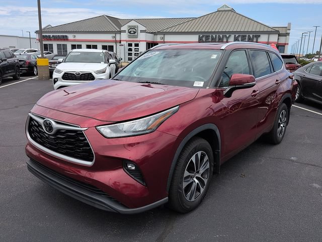 Used 2020 Toyota Highlander XLE AWD/4WD image 3