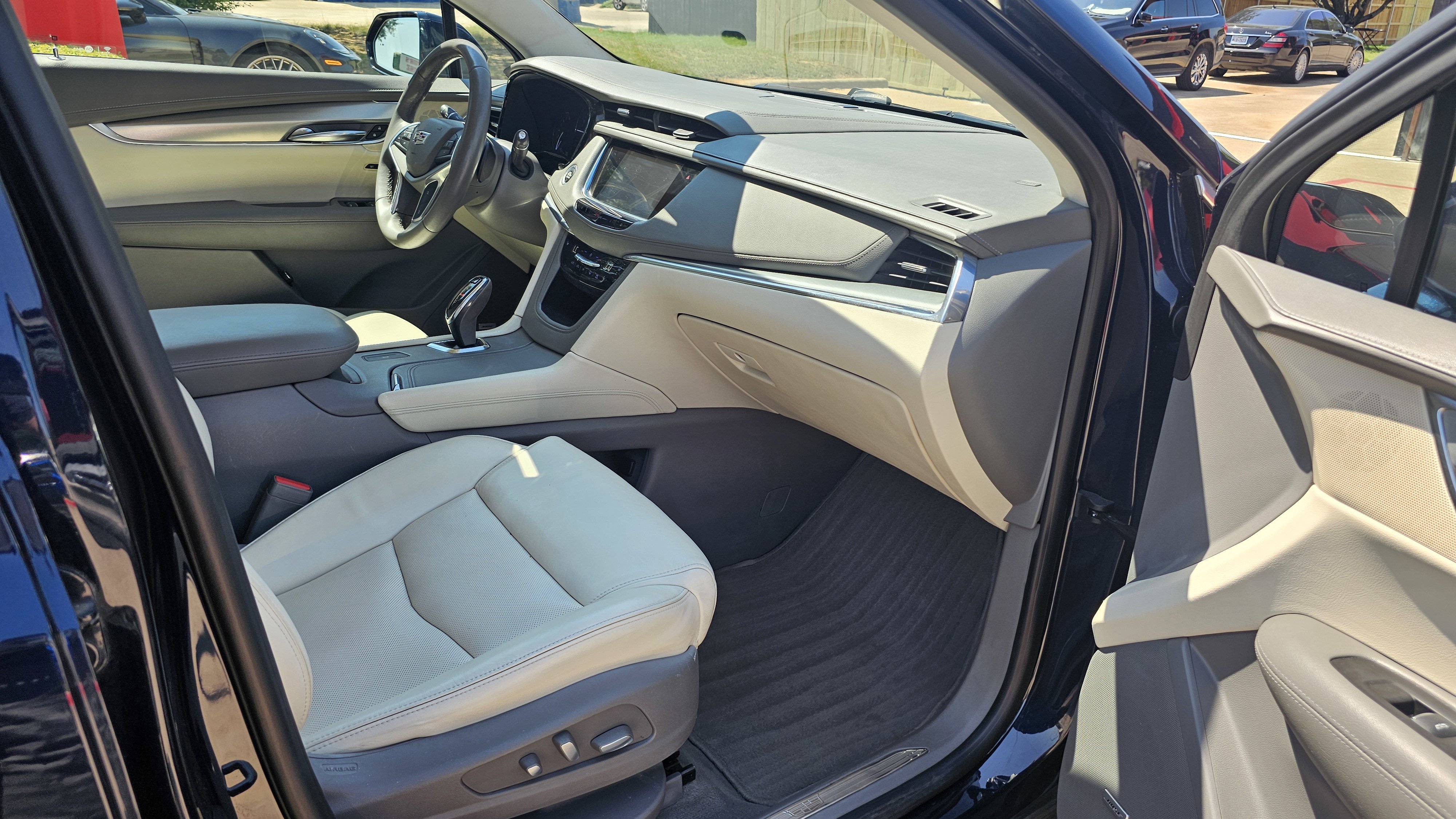 Used 2017 Cadillac XT5 Luxury w/ Driver Awareness Package FWD image 29