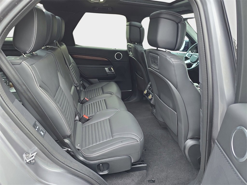 New 2025 Land Rover Discovery Dynamic SE image 11