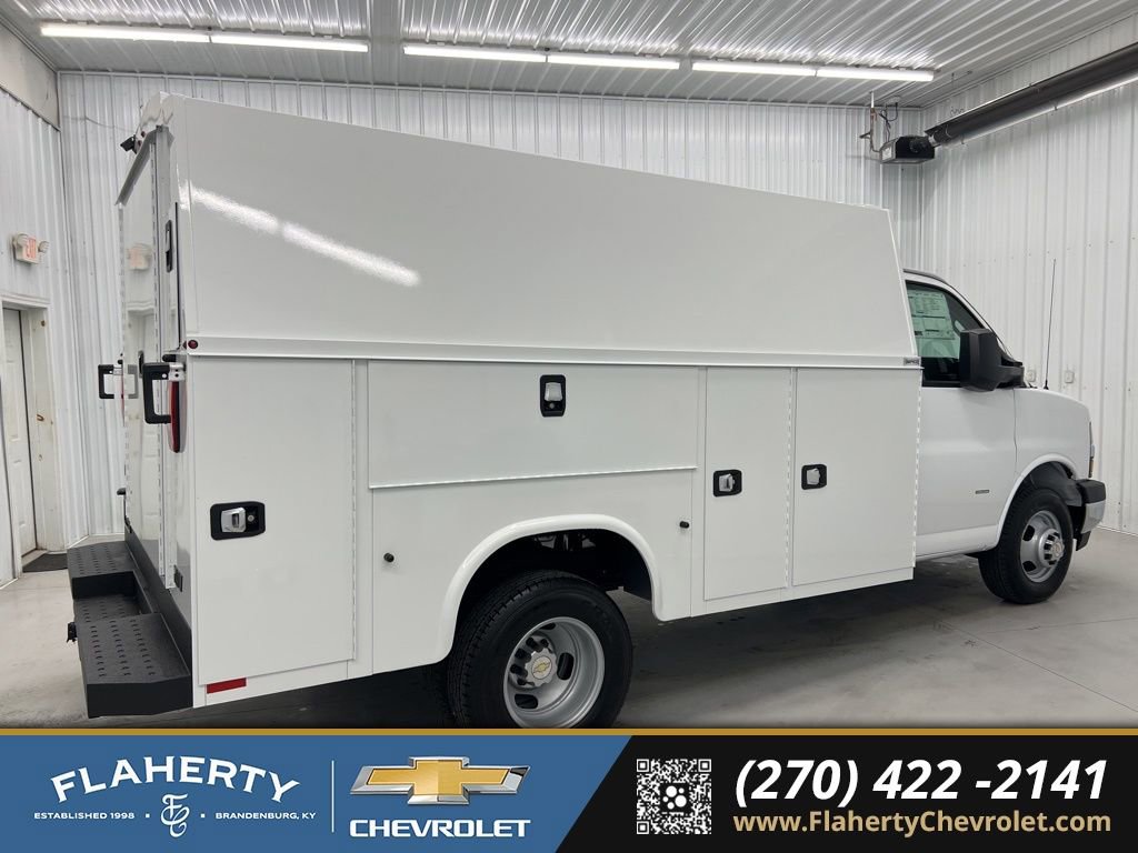 New 2026 Chevrolet Express 3500 RWD image 2