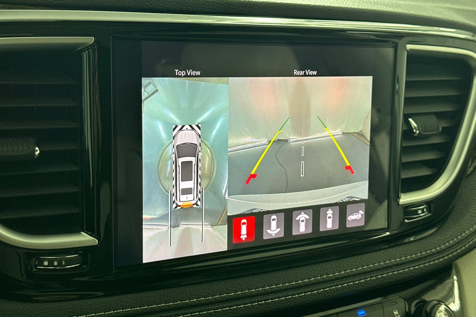 Used 2021 Chrysler Pacifica Limited w/ Uconnect Theater Family Group FWD image 20