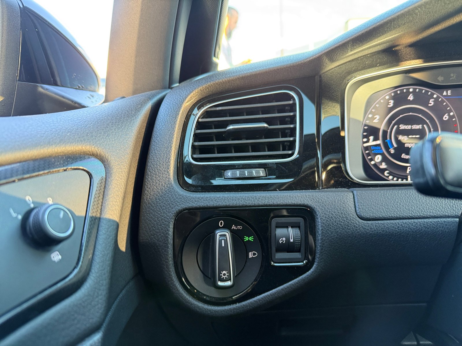 Used 2019 Volkswagen Golf R 4-Door image 18