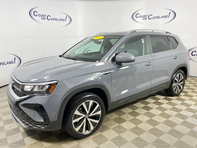 Used 2023 Volkswagen Taos SE w/ Panoramic Sunroof Package AWD/4WD image 3
