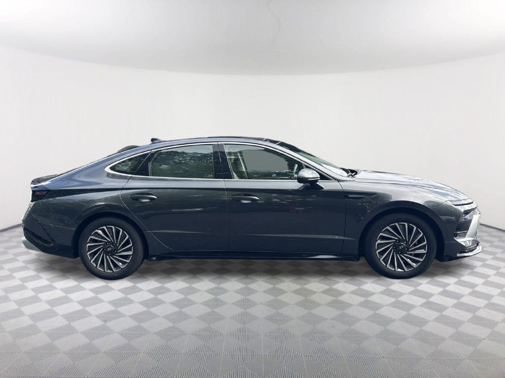 Used 2025 Hyundai Sonata Limited FWD image 3