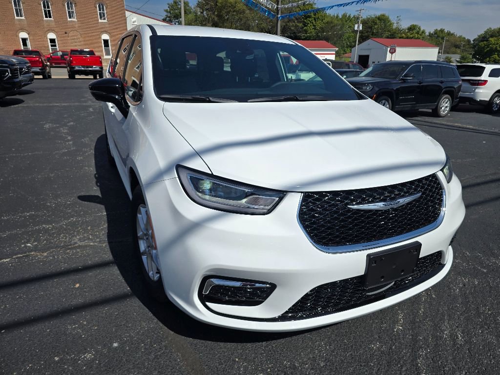 New 2026 Chrysler Pacifica Select