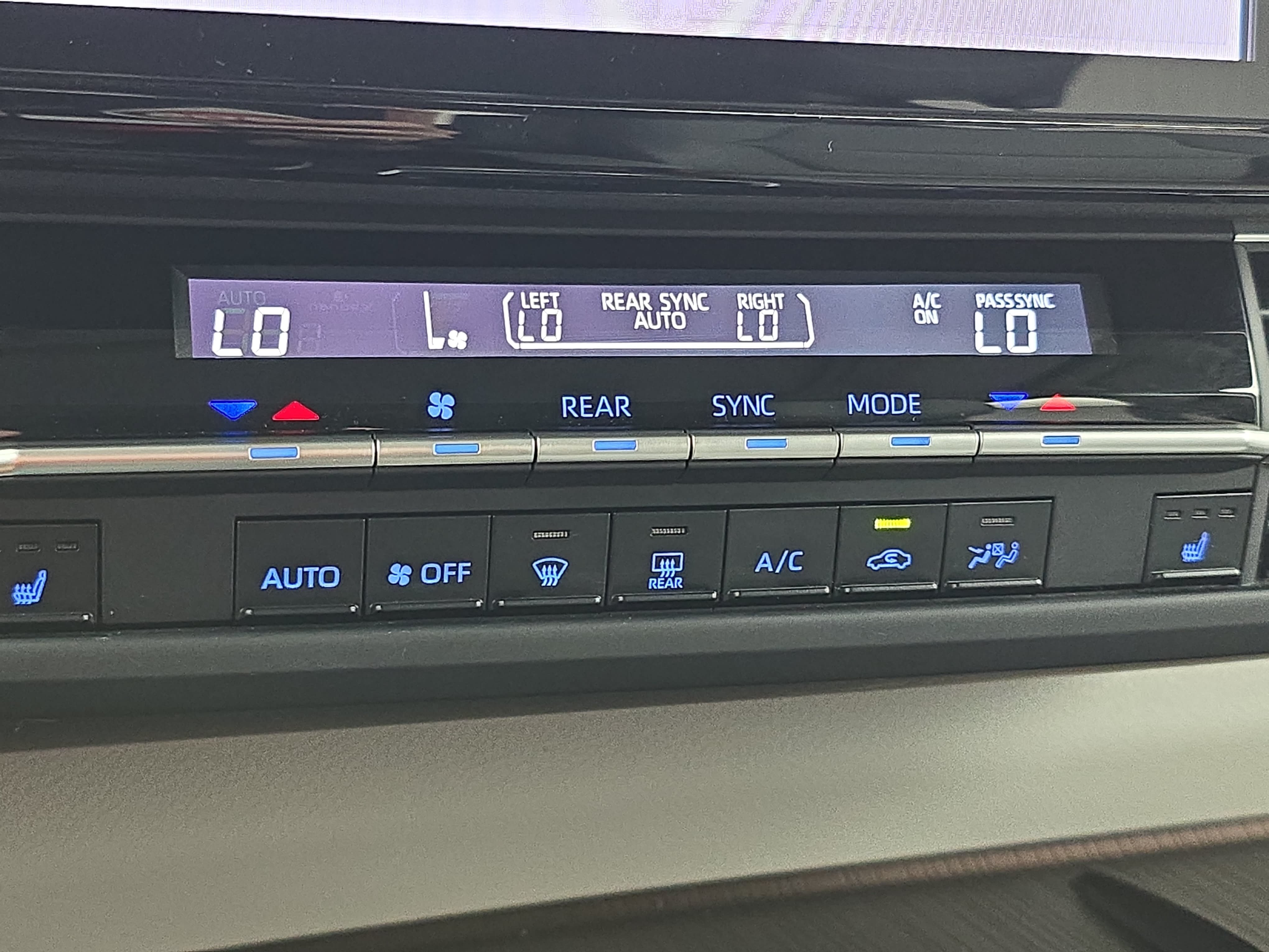 Used 2024 Toyota Sienna XLE FWD image 24