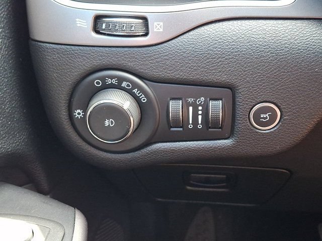 Certified 2021 Jeep Cherokee Latitude Lux w/ Sun & Sound Group AWD/4WD image 30