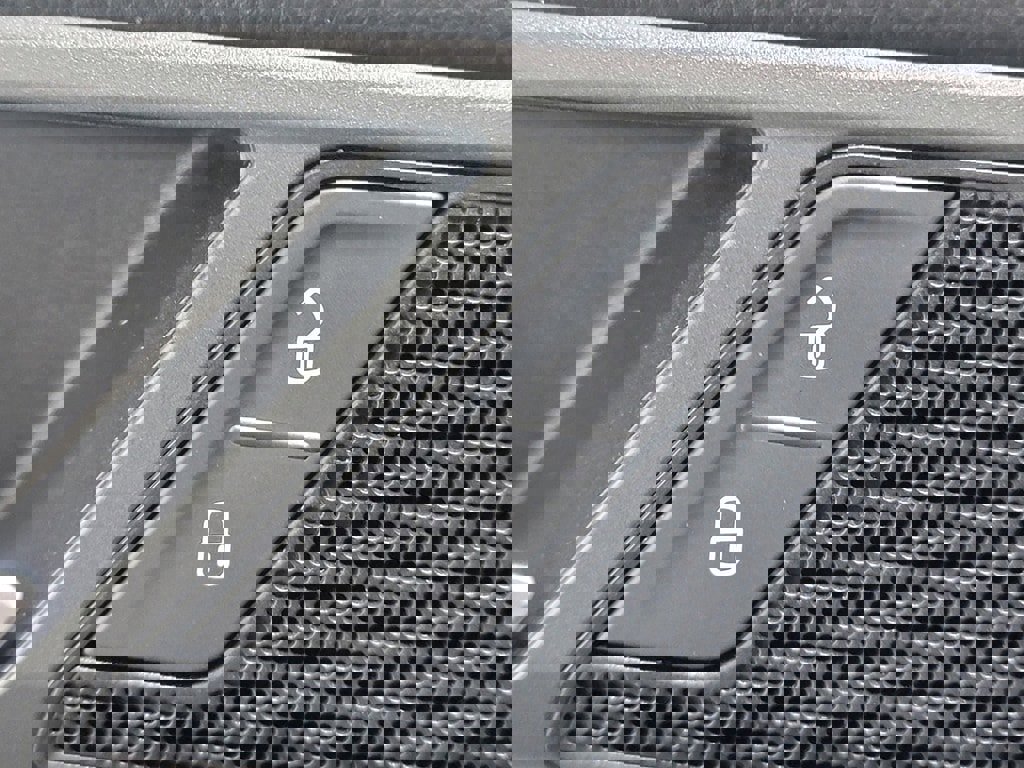 Used 2021 Volkswagen Tiguan SE w/ Panoramic Sunroof Package FWD image 27