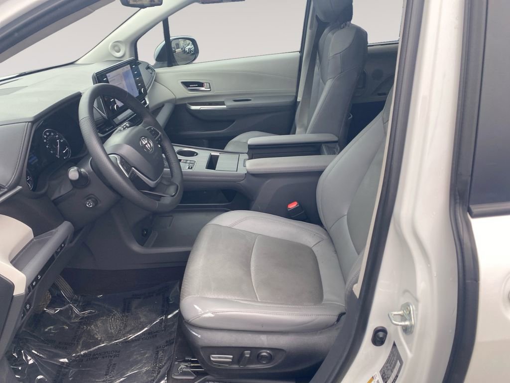 Used 2024 Toyota Sienna Limited image 9