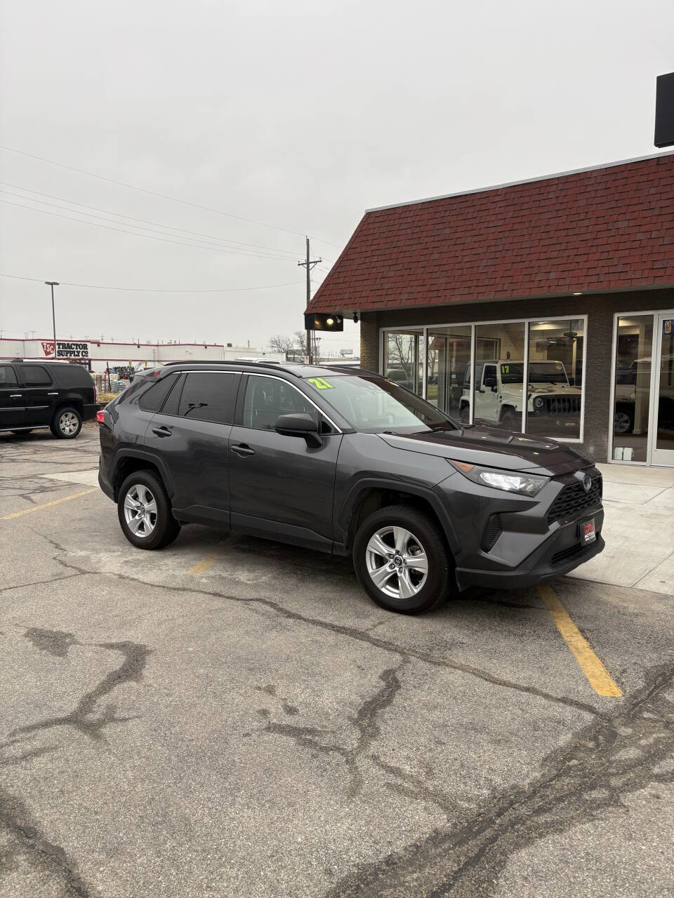 Used 2021 Toyota RAV4 LE image 3