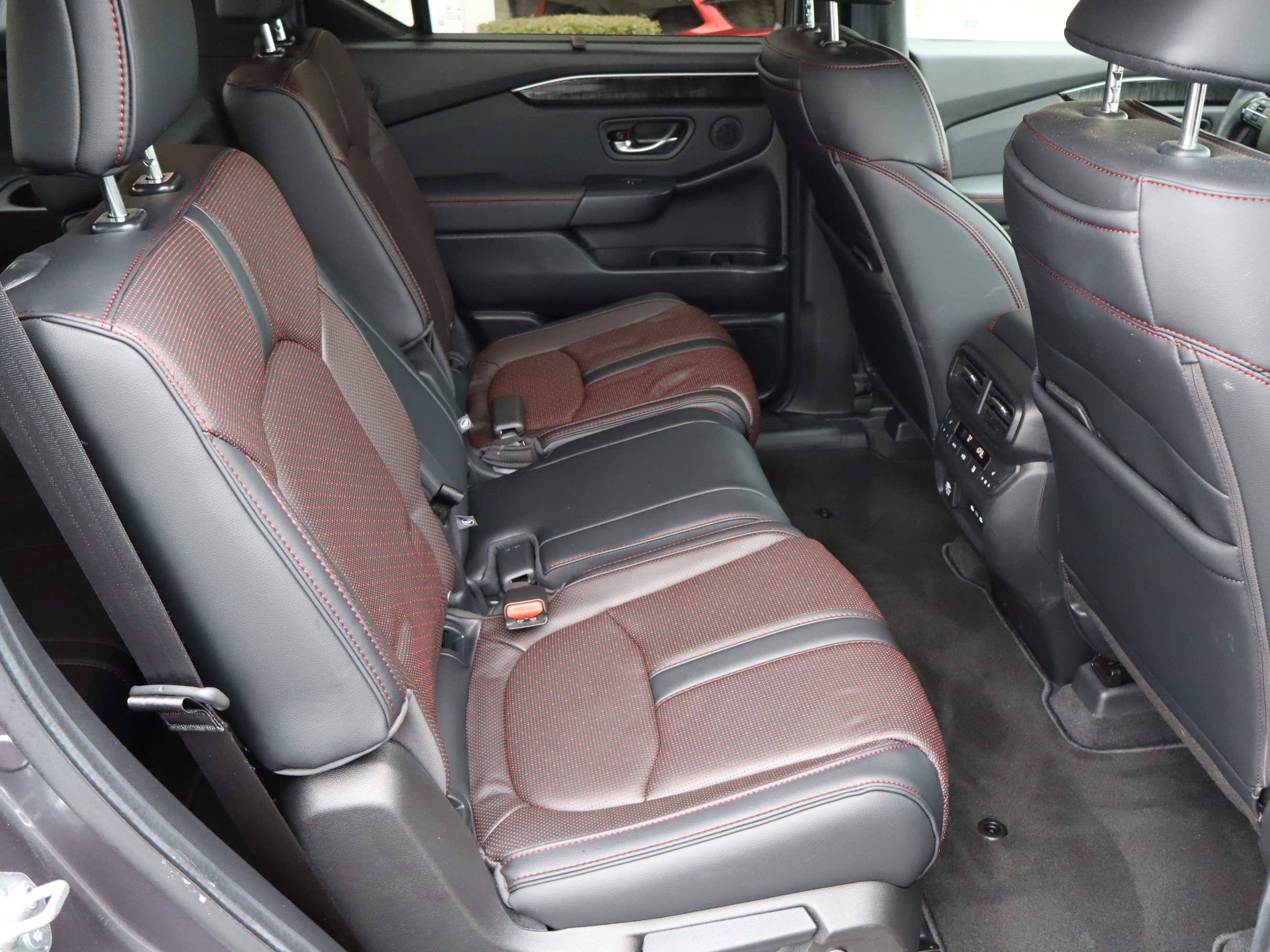 Used 2025 Honda Pilot Black Edition image 39